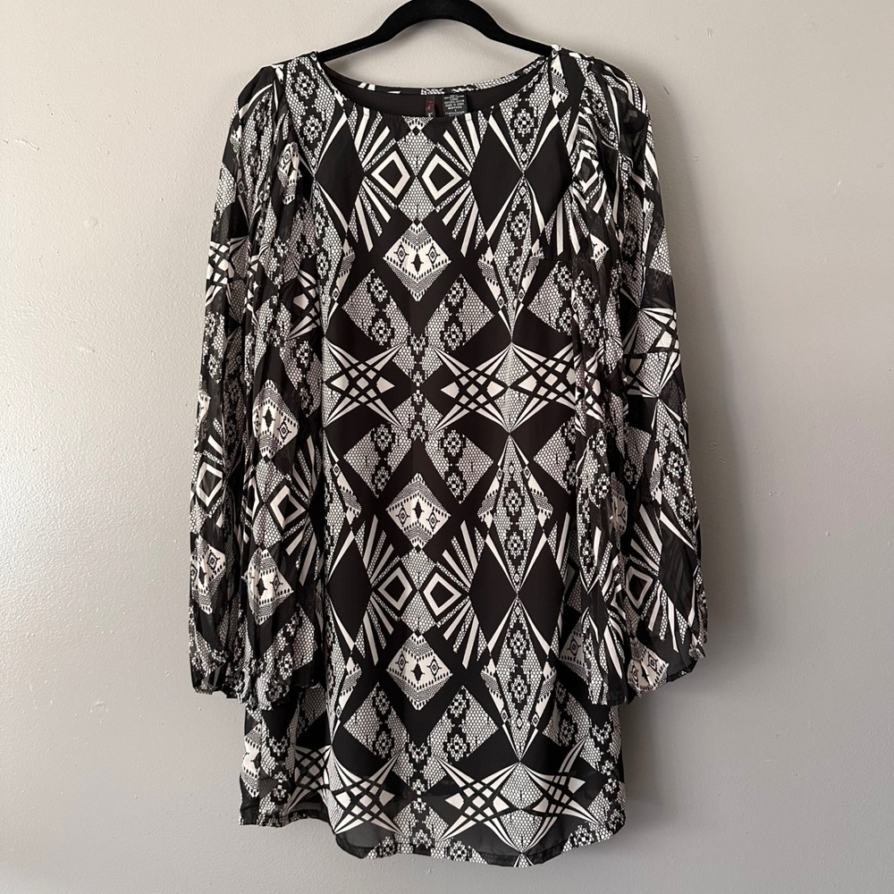 Fire Los Angeles Aztec Print Wide Pleat Sleeve Dress | Black‎ + White